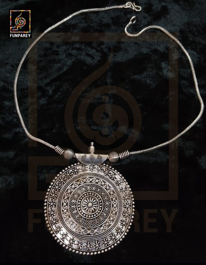 Oxidized Metal Jewelry Pendant "Oculus" - Image 2