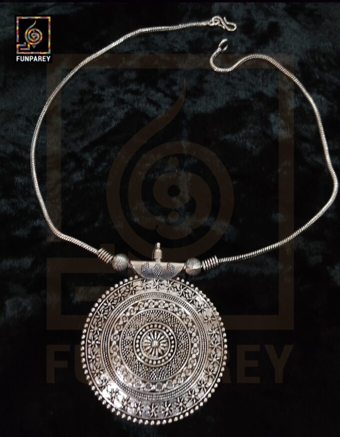 Oxidized Metal Jewelry Pendant "Oculus" - Image 3