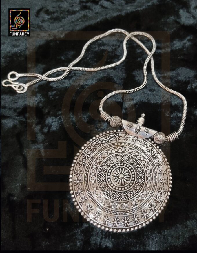 Oxidized Metal Jewelry Pendant "Oculus" - Image 4