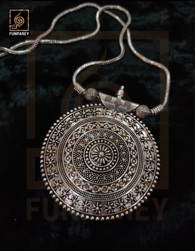 Oxidized Metal Jewelry Pendant "Oculus"