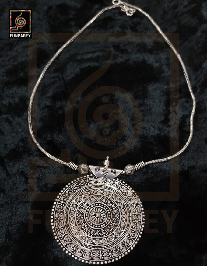 Oxidized Metal Jewelry Pendant "Oculus" - Image 6