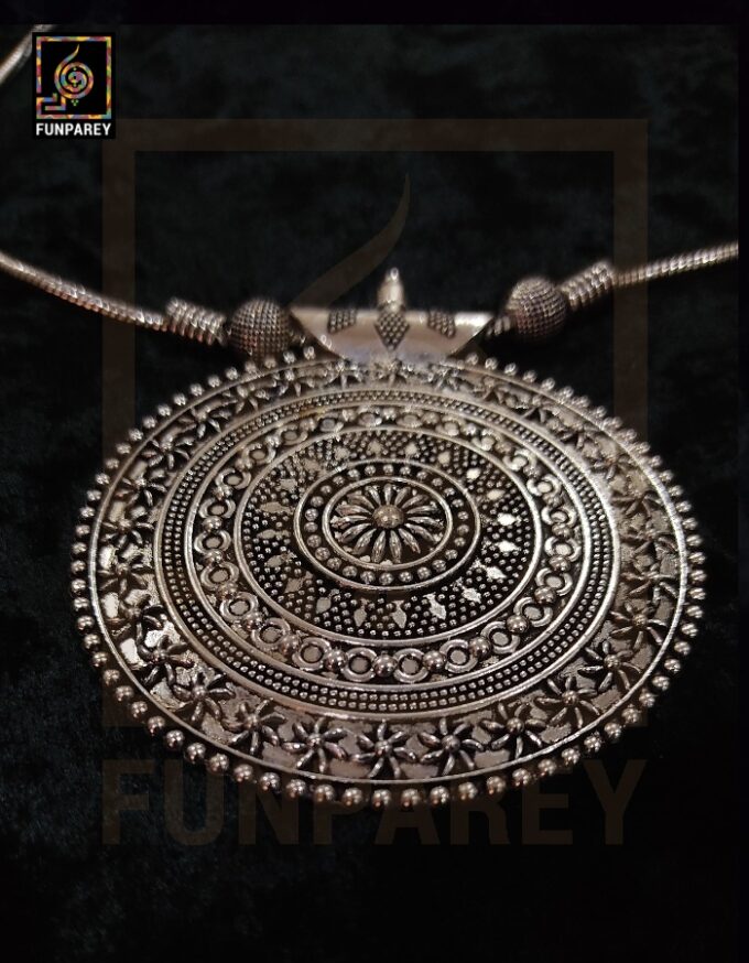 Oxidized Metal Jewelry Pendant "Oculus" - Image 7