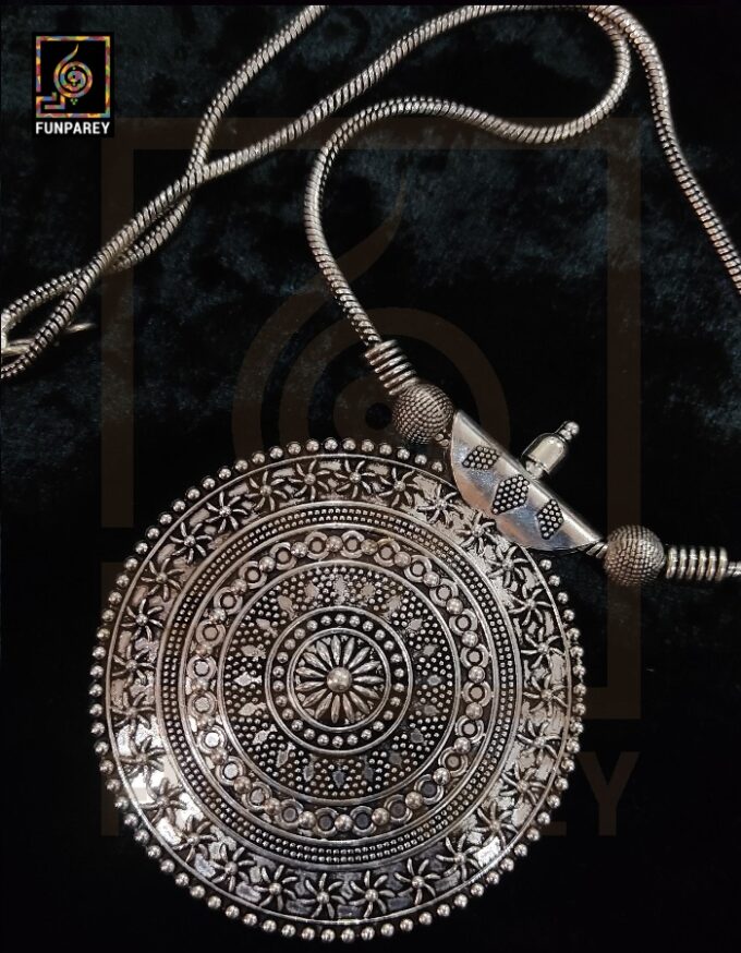 Oxidized Metal Jewelry Pendant "Oculus" - Image 8