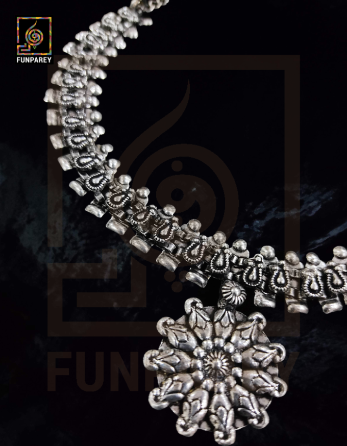 Oxidized Metal Tribal Necklace "Lissome" - Image 3